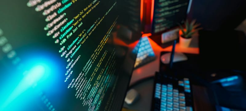 Editor de código mostrando un bloque de CSS crítico insertado en línea dentro del head de un documento HTML